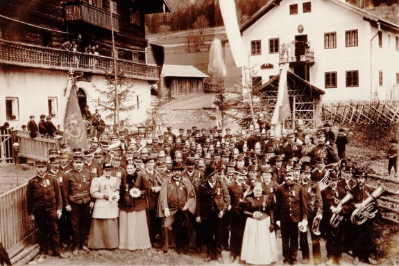 Gasthof Post (links) und Penzingerhaus (rechts) vor 1900