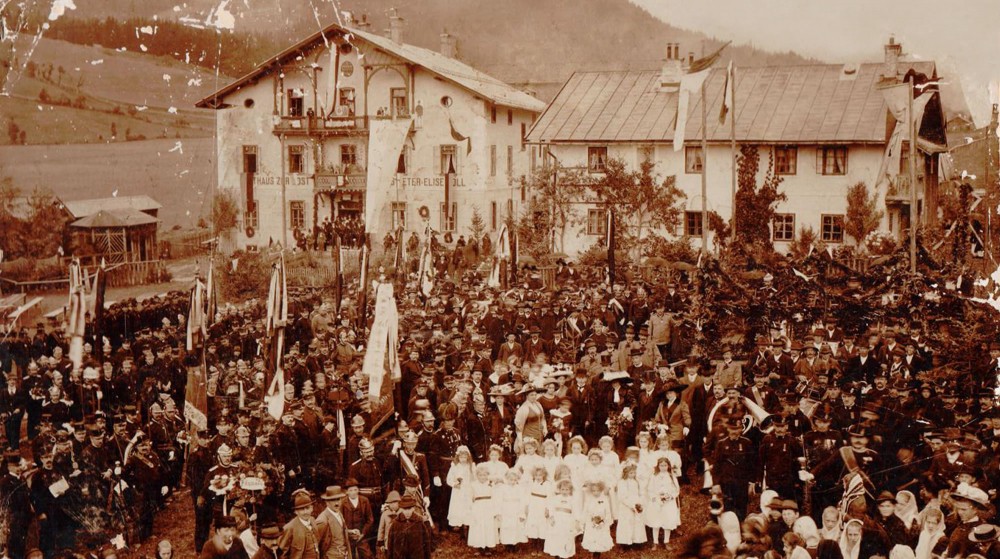 Große Feierlichkeit beim Gasthof Post um 1910